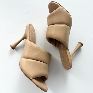 L’intervalle padded heeled sandals